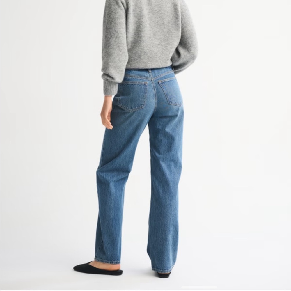 NWT - Abercrombie High Rise Loose Jeans in Medium Wash, 26L